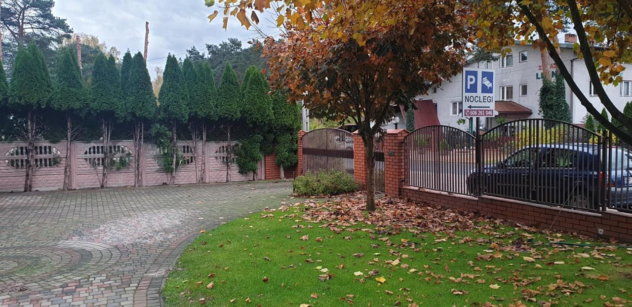 Pokoje Goscinne U Marka Tuszyn Buitenkant foto