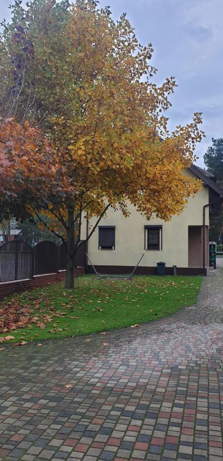 Pokoje Goscinne U Marka Tuszyn Buitenkant foto