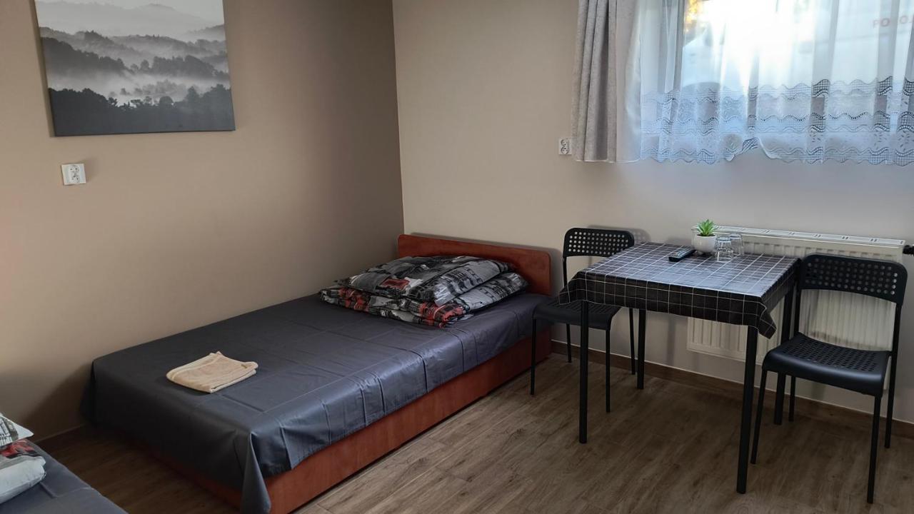 Pokoje Goscinne U Marka Tuszyn Buitenkant foto